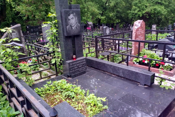 Вертикальный памятник на одного покойного с цветником в отдалении
